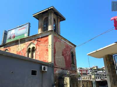 Sul tetto poi imperano due maxi cartelloni pubblicitari con dei cavi bianchi cadenti